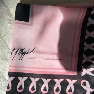 NWOT Peter Nygard SCARF